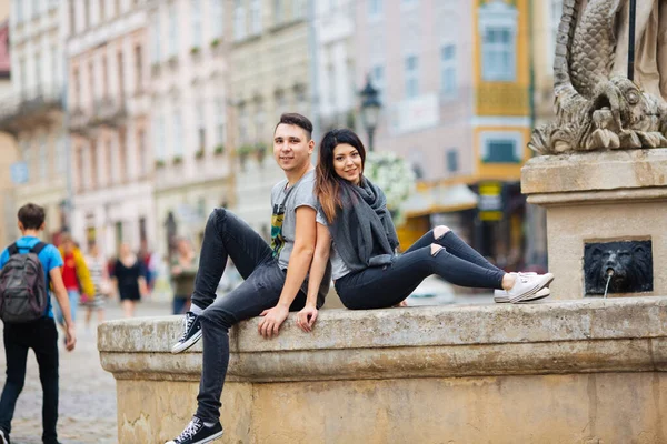 Paar posiert bei Sommerwetter auf den Straßen einer europäischen Stadt. — Stockfoto