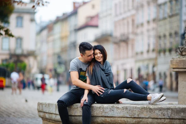 Pár se ve městě bavte. lviv — Stock fotografie