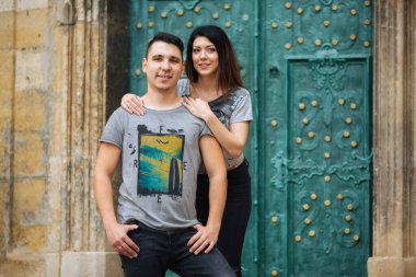 Çiftler şehirde eğleniyor. lviv