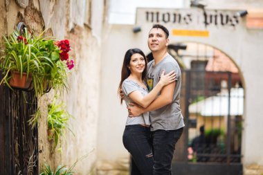 Şehrin arka planında poz veren genç çift, seyahat kavramı