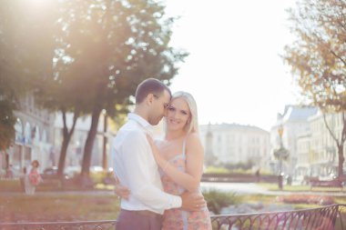 Romantik turist çift şehirde rahatça dolaşıyor.