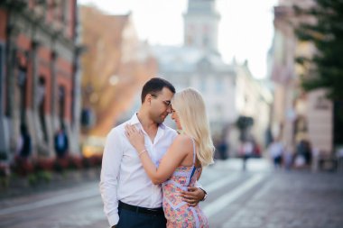 Şehirde yürüyen sevgi dolu bir çift. Lviv
