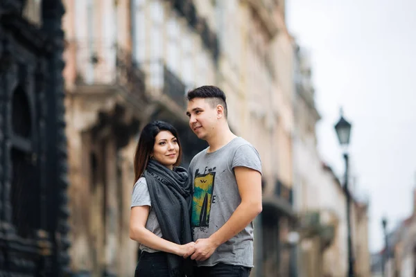 Giovane coppia posa su sfondo urbano, concetto di viaggio — Foto Stock