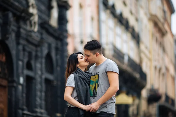 Couple posant dans les rues d'une ville européenne par temps d'été. — Photo