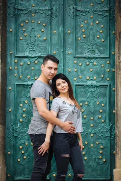 Paare haben Spaß in der Stadt. lviv — Stockfoto