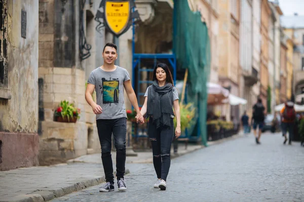 Paar posiert bei Sommerwetter auf den Straßen einer europäischen Stadt. — Stockfoto