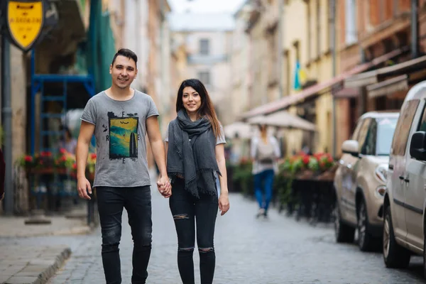 Paare haben Spaß in der Stadt. lviv — Stockfoto