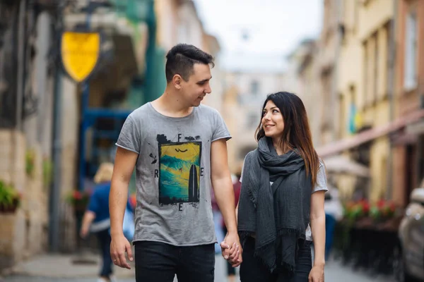 Um casal apaixonado caminha lentamente pelas ruas da cidade em uma manhã fria de outono . — Fotografia de Stock