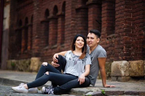 Un couple amoureux marche lentement dans les rues de la ville par une fraîche matinée d'automne. — Photo