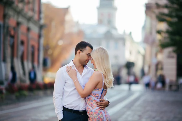 Una pareja encantadora caminando por la ciudad. Lviv. —  Fotos de Stock