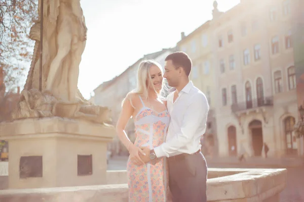 Couple souriant amoureux à l'extérieur, lviv. été — Photo