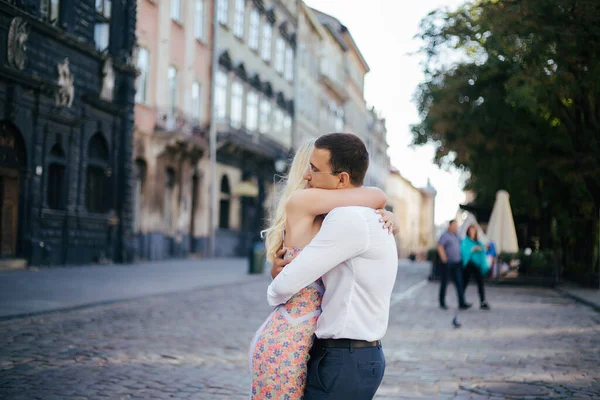 Romantický turistický pár procházky po městě relaxační — Stock fotografie