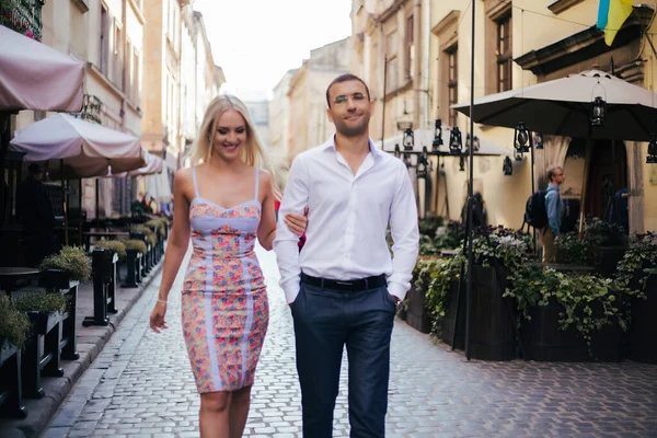 Romantik turist çift şehirde rahatça dolaşıyor. — Stok fotoğraf