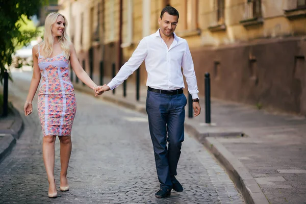Lächelndes verliebtes Paar im Freien, lviv. Sommer — Stockfoto
