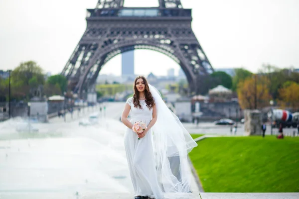 Mujer joven camina en vestido de encaje blanco, zapatos de tacón alto, París, —  Fotos de Stock