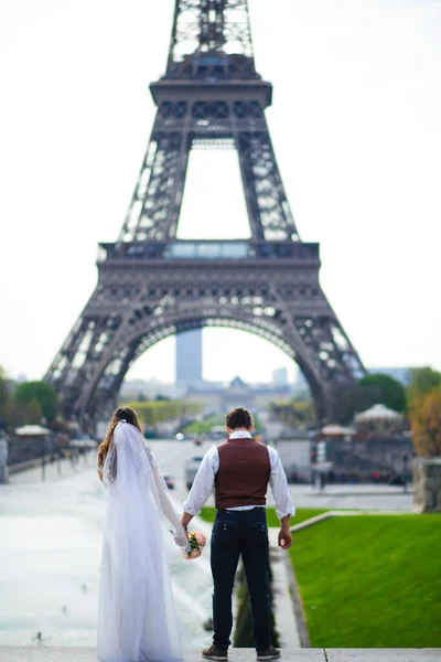 Wedding couple. The bride in a beautiful wedding dress, the bride in a stylish tuxedo, Paris France — Stock Photo, Image