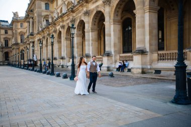 Mutlu gelin ve damat Paris 'te düğünlerinin tadını çıkarıyorlar.
