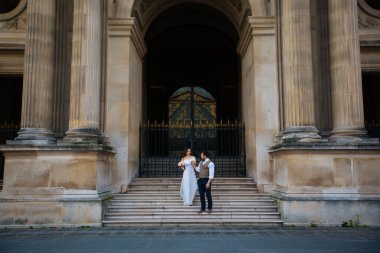 Paris 'te aşık bir çift, düğün fotoğrafları.