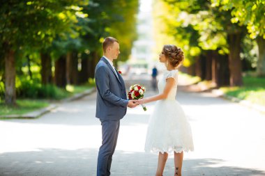 Düğünlerinde mutlu gelin ve damat. Parkta yeni evliler.
