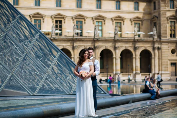 Düğün çifti. Gelin güzel bir gelinlik içinde, gelin şık bir smokin içinde, Paris Fransa — Stok fotoğraf