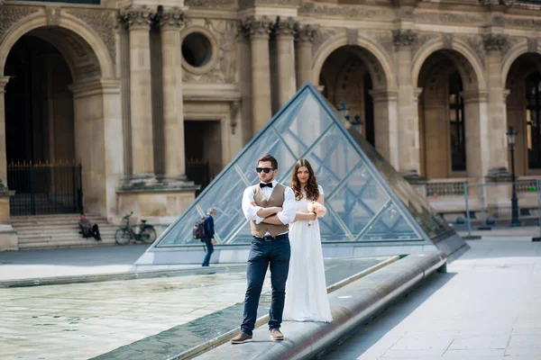 Düğün çifti. Gelin güzel bir gelinlik içinde, gelin şık bir smokin içinde, Paris Fransa — Stok fotoğraf