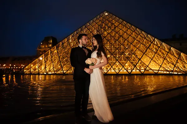Paris 'te aşık bir çift, düğün fotoğrafları. — Stok fotoğraf