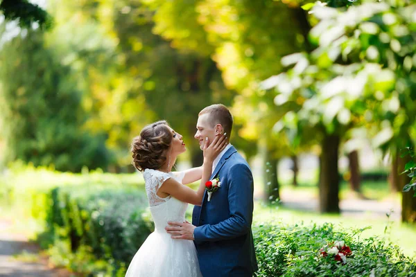 Elegant brud och brudgum poserar tillsammans utomhus på en bröllopsdag — Stockfoto