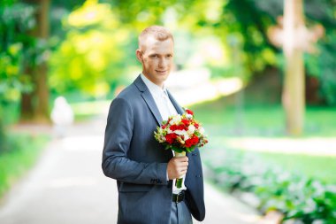 Düğün çifti, güzel genç gelin ve damat,