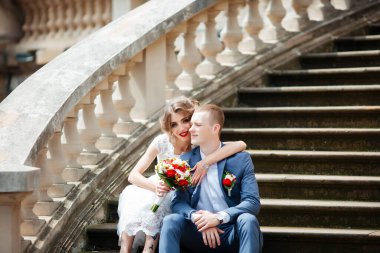 Güneşli bir günde parkta poz veren harika genç bir çift..