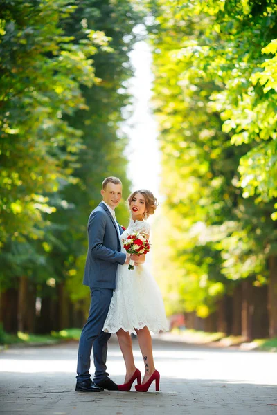 Ett lyckligt par. Bröllopsfoto. Paret är förälskade.. — Stockfoto