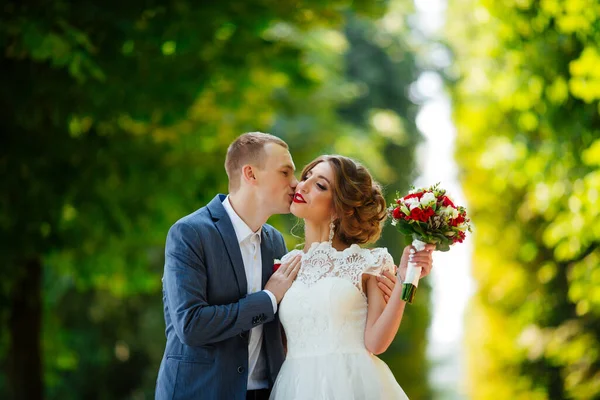 Düğün için. Genç bir çift, yeni evli, el ele tutuşuyorlar.