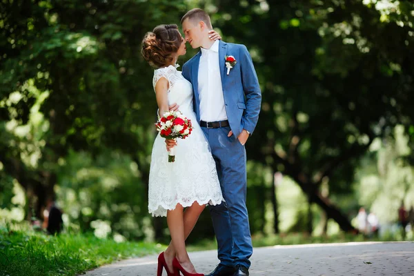 Bruid en bruidegom op hun trouwdag, wandelen in de natuur. — Stockfoto