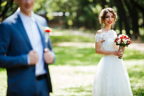 Glad brud och brudgum på deras bröllop. Nygifta i parken. — Stockfoto