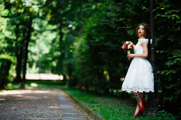 Hochzeitspaar, schöne junge Braut und Bräutigam, — Stockfoto