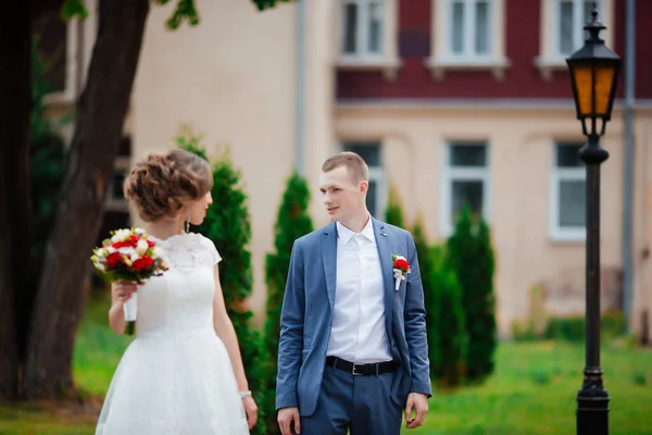 Bröllopspar, glada nygifta och make kramas i grön park. — Stockfoto