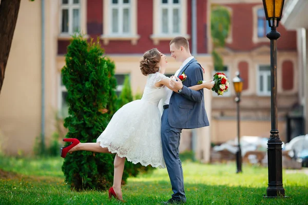 Gelukkig stel. Huwelijksfoto. Het koppel is verliefd.. — Stockfoto