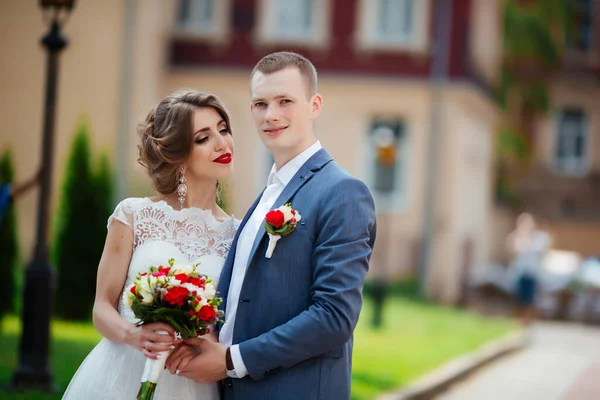 Noiva elegante e noivo posando juntos ao ar livre em um dia de casamento — Fotografia de Stock