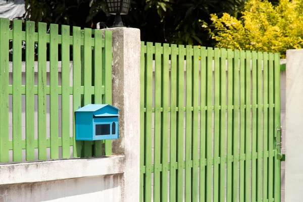 Skrzynka pocztowa przed domem i brama ze światłem słonecznym i beautif — Zdjęcie stockowe