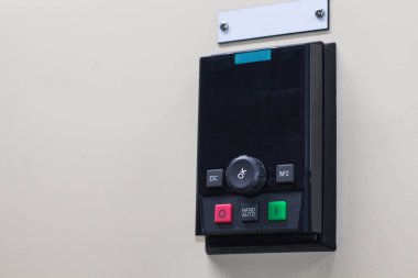 Elektrikli ekipman dev ile kontrol panelinde teknik ekran