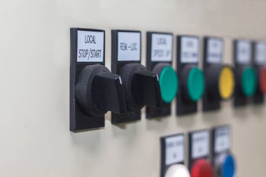 Elektrikli ekipman dev ile kontrol panelinde teknik ekran