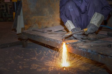 Bir adam yetenekli fabrika kaynakçı, kesme, taşlama, matkap