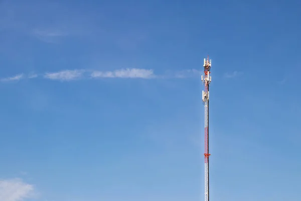 Telecommunication tower with blue sky and white clouds backgroun — Stock Photo, Image