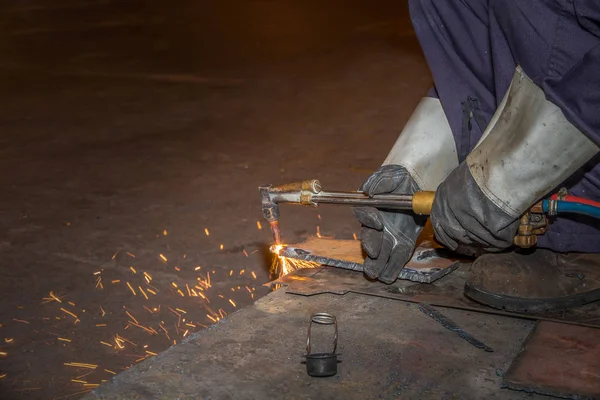 A man skilled working factory welder,cutting,grinding,drill — Stock Photo, Image