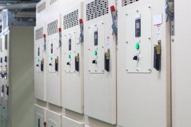 Elektrikli ekipman dev ile kontrol panelinde teknik ekran