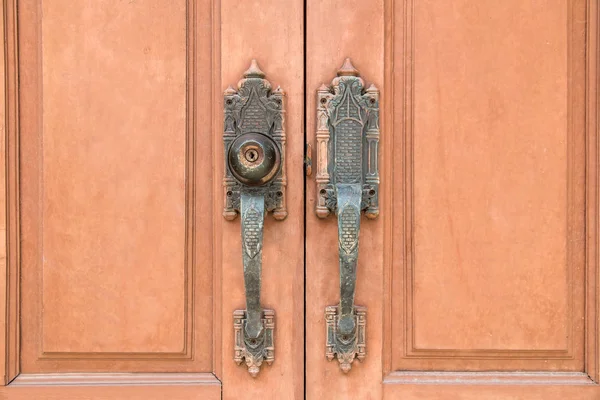 Imagen abstracta de la cerradura de la puerta por llave, puerta de madera del templo es lo — Foto de Stock