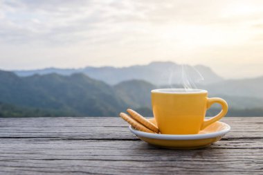 Beyaz bir fincan sıcak espresso kahve fincanı.