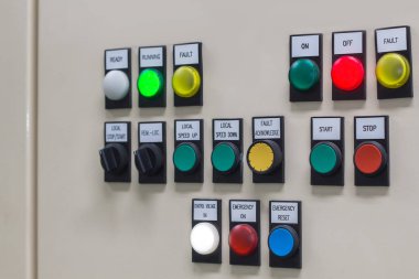 Elektrikli ekipman dev ile kontrol panelinde teknik ekran