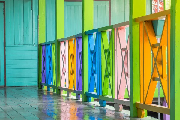 Beleza colorida de cerca de madeira decoração edifício da velha escola — Fotografia de Stock