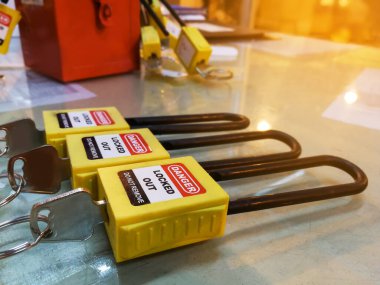 İşlem için kırmızı anahtar kilidi ve etiketi elektrik kesiği, geçiş t