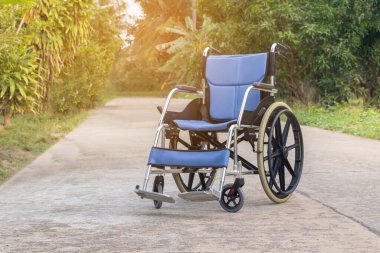 Hasta, yaşlı ya da yaşlılar için boş tekerlekli sandalye 